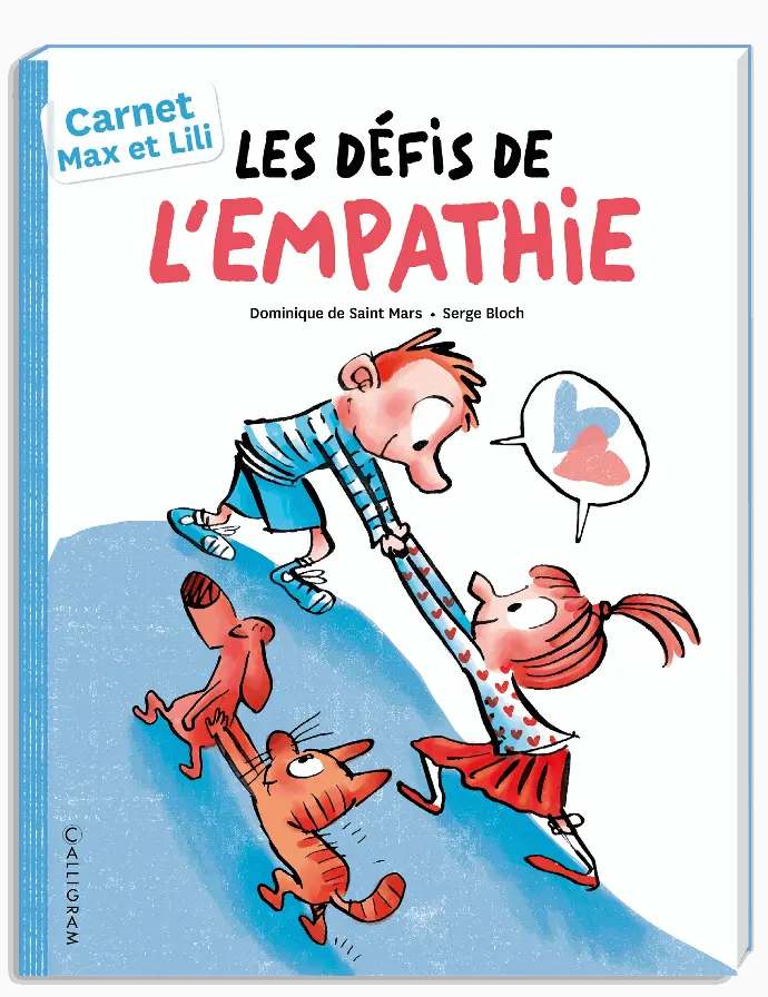 Couverture du livre 'Les défis de l'empathie' de Dominique de Saint Mars et Serge Bloch. L'image montre deux enfants, Max et Lili, se tenant les mains au sommet d'une colline, avec un chat roux en dessous qui semble glisser. Le titre est écrit en noir et rouge, avec un encart bleu indiquant 'Carnet Max et Lili'.